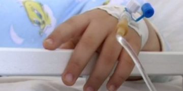 Un copil din Satu Mare, la un pas de moarte după ce a înghițit o pastilă de cloramină la grădiniță