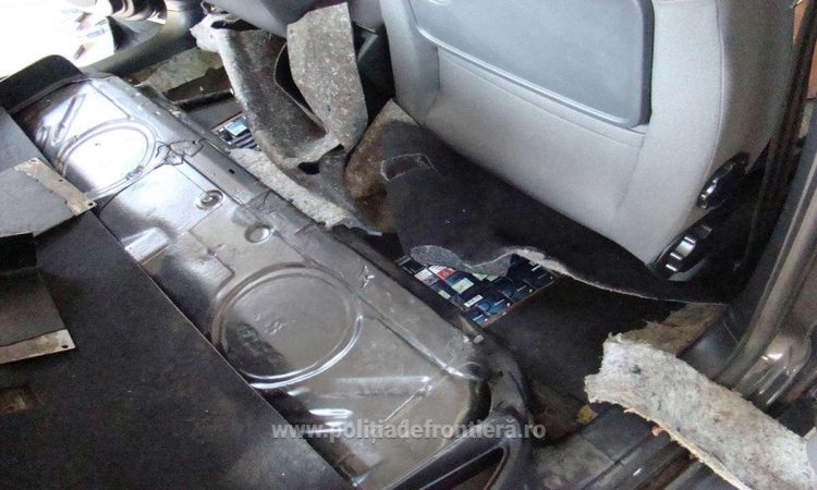 Autoturism înmatriculat în Bulgaria, confiscat pentru trafic cu ţigări