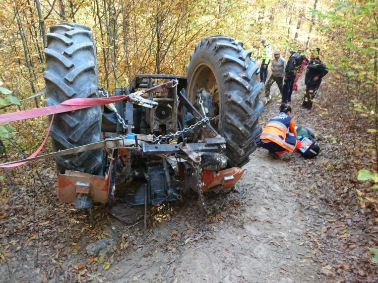Tragedie la Coroieni. Un bărbat de 59 de ani a decedat după ce a căzut tractorul peste el