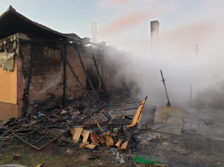 Incendiu mistuitor în Seini. O gospodărie a fost distrusă. GALERIE FOTO