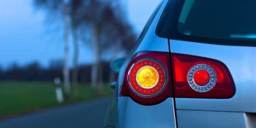 Femei rănite, după o coliziune între două maşini, din cauza nesemnalizării direcţiei de mers