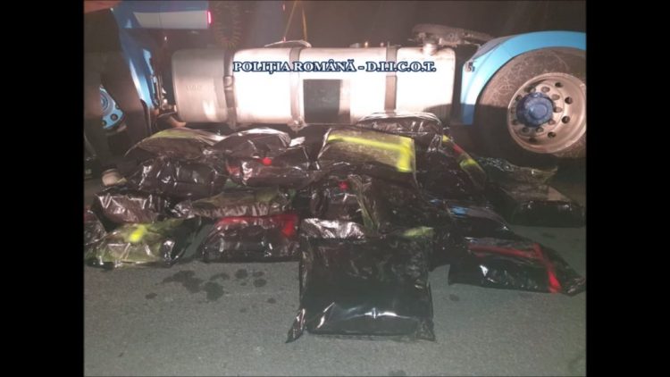 Un român și trei cetățeni străini reținuți pentru trafic internațional de droguri. Polițiștii au confiscat 60 de kg de cannabis ascuns în rezervoarele unui camion