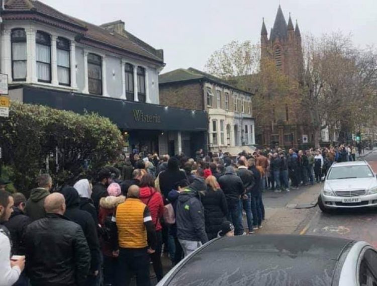 Românii din Marea Britanie s-au înghesuit la vot, la alegerile prezidenţiale