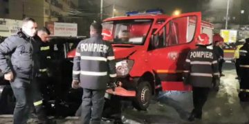 Autospecială ISU filmată când a fost distrusă de o mașină