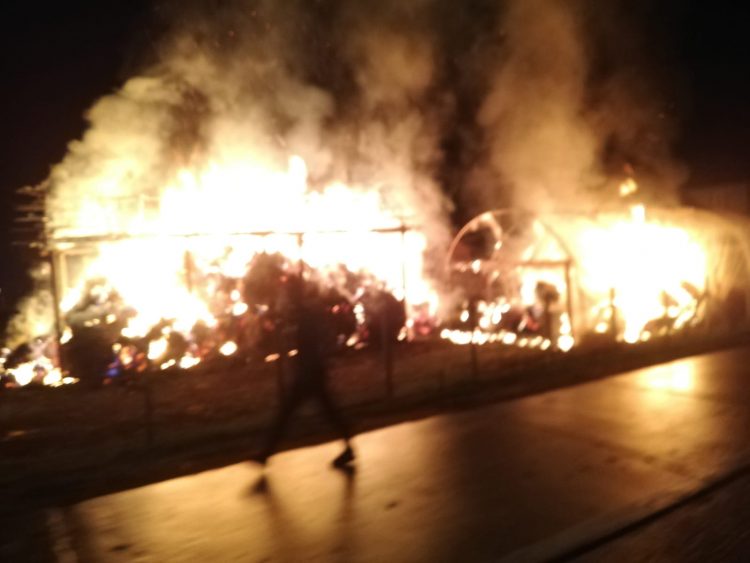 Incendiu devastator la un depozit de furaje din Mireșu Mare – FOTO