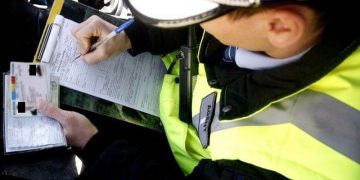 Doi tineri care conduceau fără a deţine permise, depistaţi de poliţişti şi cercetaţi în cadrul dosarelor penale întocmite