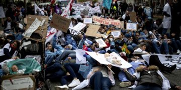 Cum protestează francezii pentru salvarea spitalelor