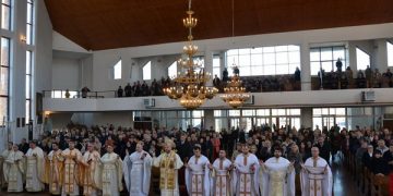 Preasfințitul Vasile Bizău: „În Isus Hristos pe cruce vedem revelată iubirea lui Dumnezeu” – foto