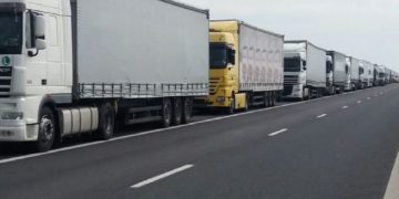 Tensiune la graniţa de vest. Şoferii de TIR stau ore întregi la cozi pentru a ajunge în Ungaria