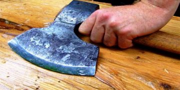 Crimă oribilă. Adolescent bănuit că şi-a omorât bunica cu un topor