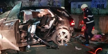 Intervenție dramatică la Vișeu de Sus. Doi tineri încarcerați în urma unui accident – FOTO
