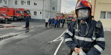 Elevi din Tăuţii de Sus au petrecut “Ziua Ștafetei” cu pompierii băimăreni