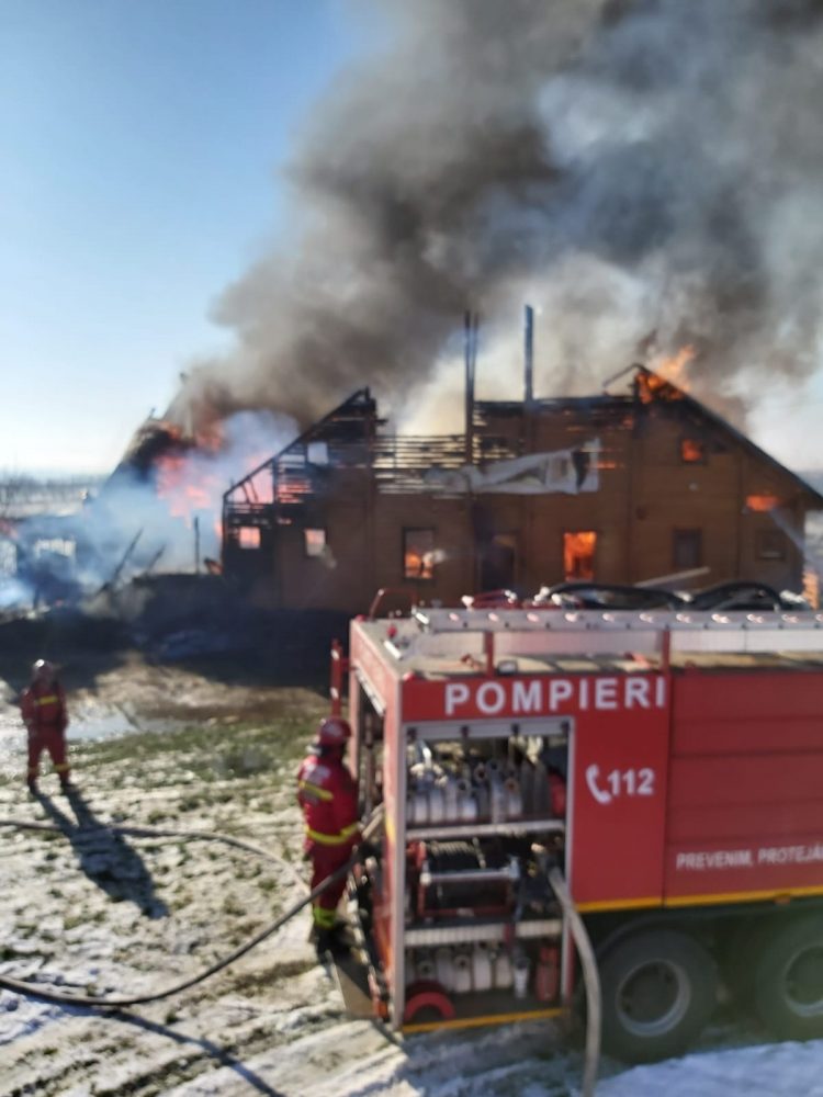 Două cabane din județ au luat foc. Intervin pompierii