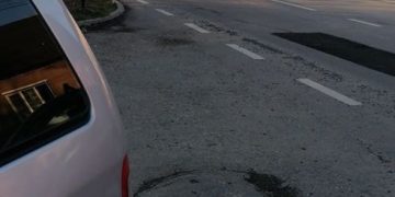 Accident în Baia Sprie. Un șofer a intrat cu mașina în stâlp