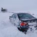 Primele probleme cauzate de iarnă: mașini blocate și drumuri închise