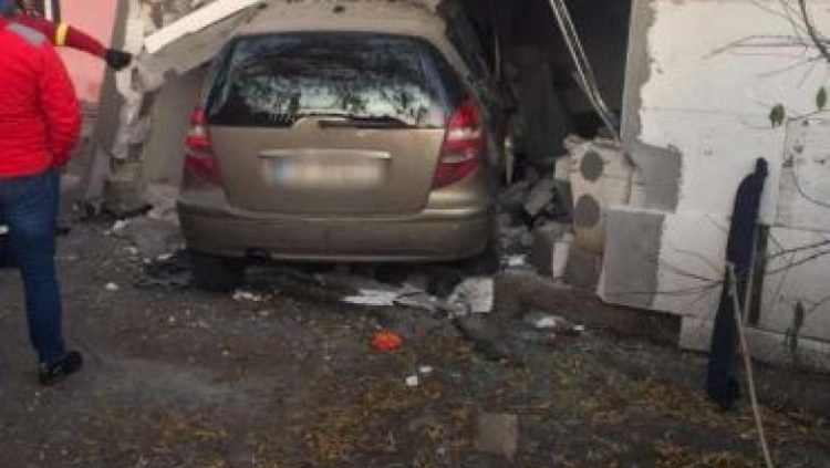 O mașină a fost proiectată într-o casă