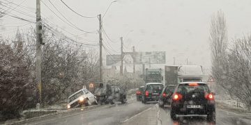 Mai multe maşini s-au ciocnit după ce au derapat, la intrarea în Baia Mare – GALERIE FOTO
