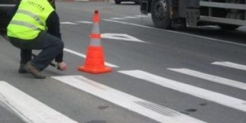 Băieţel de 9 ani, lovit de o maşină pe trecerea de pietoni. Poliţiştii băimăreni îl caută pe şoferul care a fugit de la locul accidentului