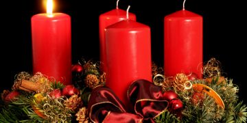 Credincioșii catolici au aprins prima lumânare de Advent