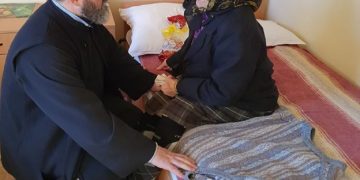 Bunicii centrului ,,Bunul Samarinean” din Coroieni au primit daruri din partea Episcopiei Ortodoxe a Maramureșului și Sătmarului