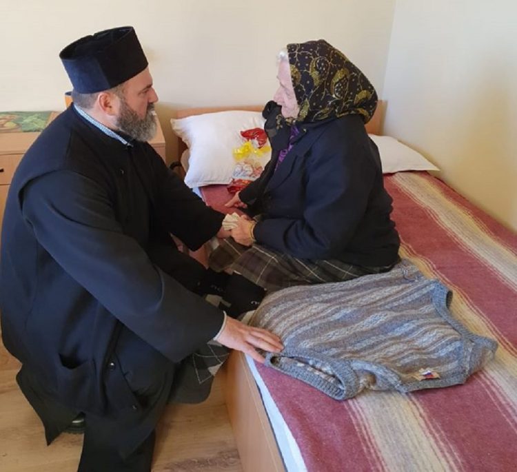Bunicii centrului ,,Bunul Samarinean” din Coroieni au primit daruri din partea Episcopiei Ortodoxe a Maramureșului și Sătmarului