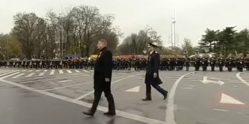 Imagini cu momentul în care Klaus Iohannis e apostrofat, când depune o coroană, la Arcul de Triumf, de Ziua Națională: Nu vă mai bateți joc – VIDEO