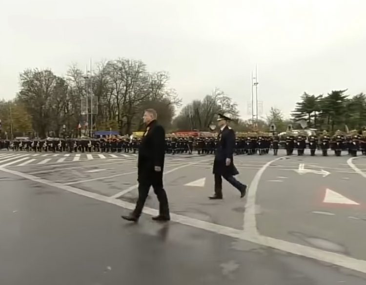 Imagini cu momentul în care Klaus Iohannis e apostrofat, când depune o coroană, la Arcul de Triumf, de Ziua Națională: Nu vă mai bateți joc – VIDEO