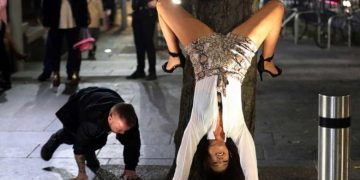 Imagini ale dezmățului britanicilor în ”Mad Friday – Vinerea nebună“