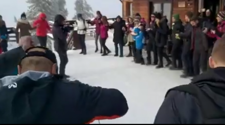 Zeci de tineri au jucat Hora Unirii la 1.700 de metri