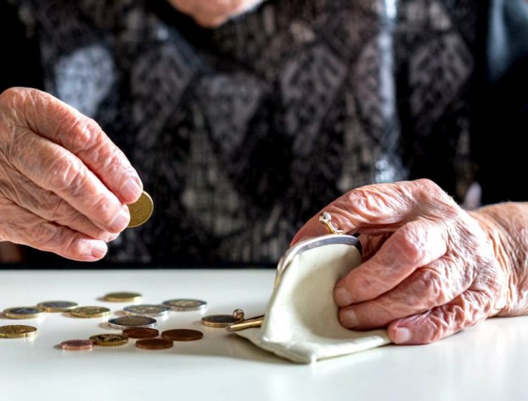 Guvernul PNL nu găsește bani pentru pensiile celor mai săraci. 100 de lei poate face diferența între lemne de foc sau frig