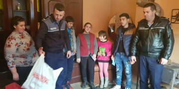 Două familii din Măgureni au primit daruri de sărbători din partea poliţiştilor maramureşeni