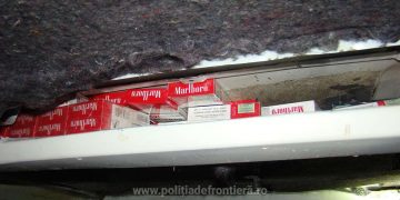Microbuz cu ţigări de contrabandă ascunse în tavan, confiscat de poliţiştii de frontieră