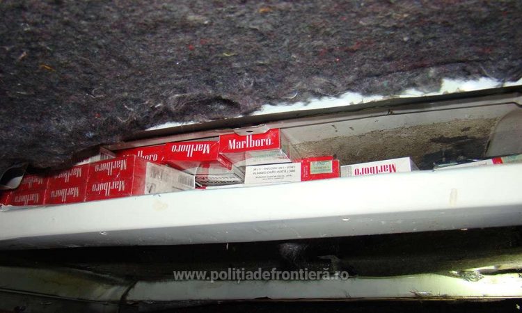 Microbuz cu ţigări de contrabandă ascunse în tavan, confiscat de poliţiştii de frontieră