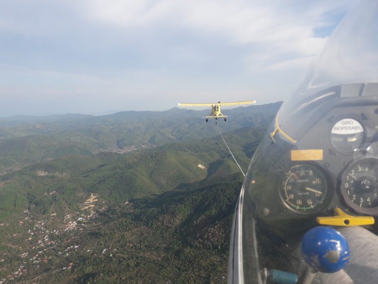 Cursuri de pilot planor și parașutiști, gratuit, pentru tinerii maramureșeni
