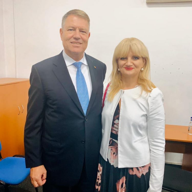 O avocată cu 16 case, fiică de căpitan de Securitate, numită secretar de stat la Ministerul Justiției