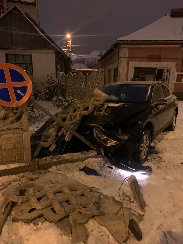 Accident grav în Baia Mare: Șoferul unui autoturism a dărâmat un gard, apoi a fugit