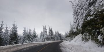 Cum se circulă pe drumurile din Maramureș. Ninge în Pasul Prislop