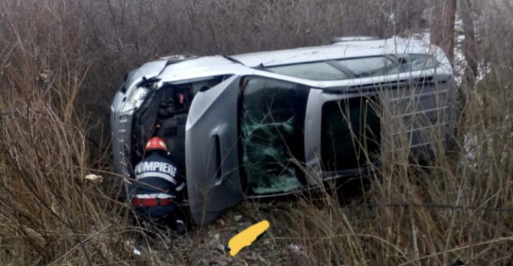 Accident grav la limita județului. Un autoturism a zburat de pe carosabil
