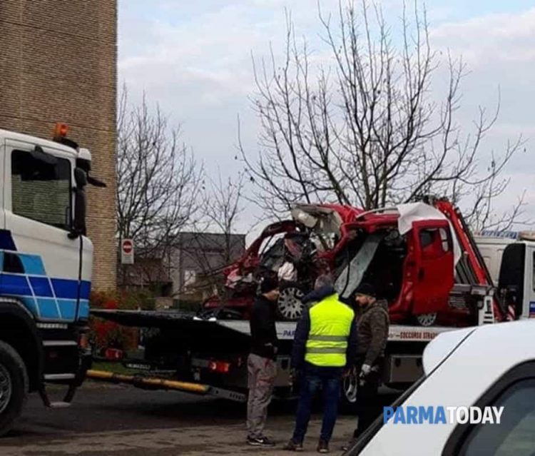 Accident teribil în Italia. Un tânăr român a murit după ce a intrat cu maşina sub un camion