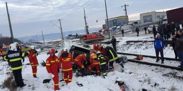 Imagini de coşmar. Dubă spulberată de tren, un tânăr de 17 ani a murit pe loc. Fratele lui mai mare, grav rănit