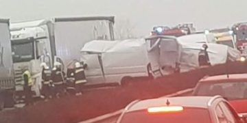 Accident teribil în Ungaria. O dubă românească s-a făcut praf după ce a intrat într-un TIR