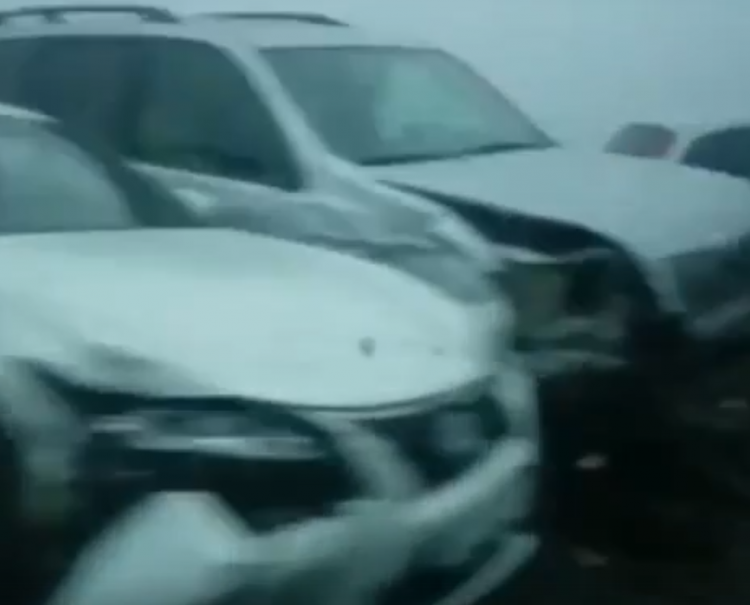 Accident în lanț pe o autostradă din Rusia. 25 de mașini au fost implicate. VIDEO