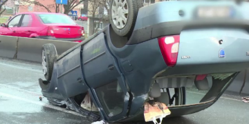 Accident spectaculos. Un șofer s-a răsturnat cu mașina pe plafon după ce a lovit un parapet