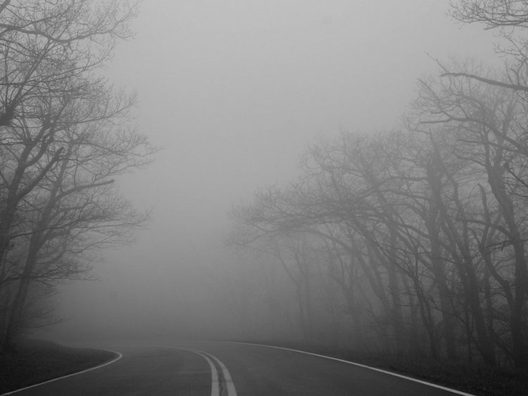 Atenţie şoferi, vizibilitate redusă de ceață, sub 100 de metri, pe DN18, în Pasul Prislop