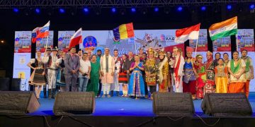 Ansamblul Folcloric Comorile Izei al Palatului Copiilor Baia Mare, la Festivalul Internațional de Cultură, Artă și Divertisment din Surat – India