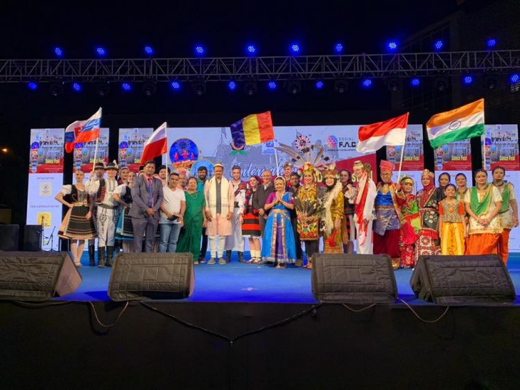Ansamblul Folcloric Comorile Izei al Palatului Copiilor Baia Mare, la Festivalul Internațional de Cultură, Artă și Divertisment din Surat – India