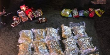 O femeie şi un bărbat, prinşi când transportau cu maşina şase kilograme de cannabis