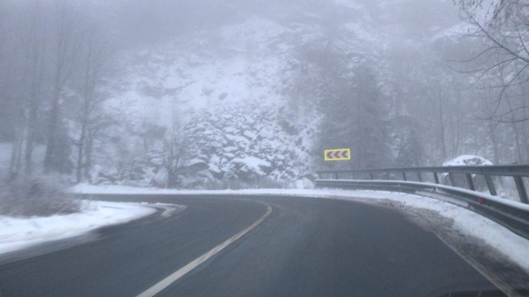 Buletin rutier şi meteo pentru 30 ianuarie. Ceaţă în pasul Gutâi – FOTO
