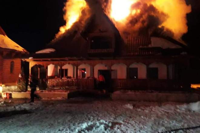 O mănăstire a luat foc în timpul slujbei! Minunea ce i-a uluit pe credincioși