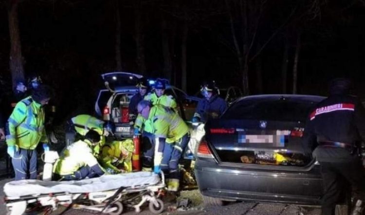 Şoc în Italia. Un român acuzat de crimă s-a închis în BMW și și-a dat foc
